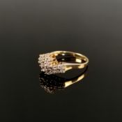 Diamant-Goldring, 585/14K Gelbgold, 3,6g Ringkopf versetzt gearbeitet und mit 25 Diamanten