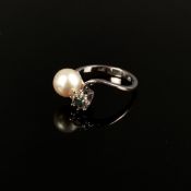 Perl-Saphir-Ring, 585/14K Weißgold (punziert), 3,58g, Ringkopf besetzt mit weißer Perle und einem S