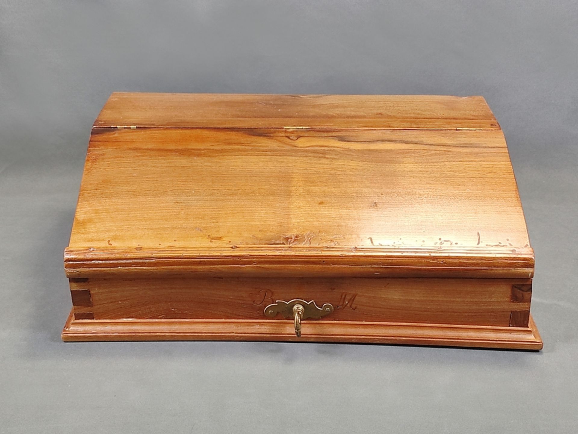 Tisch-Schreibpult/Reiseschreibpult, 19. Jahrhundert, Holz, angeschrägter, scharnierter Deckel als S