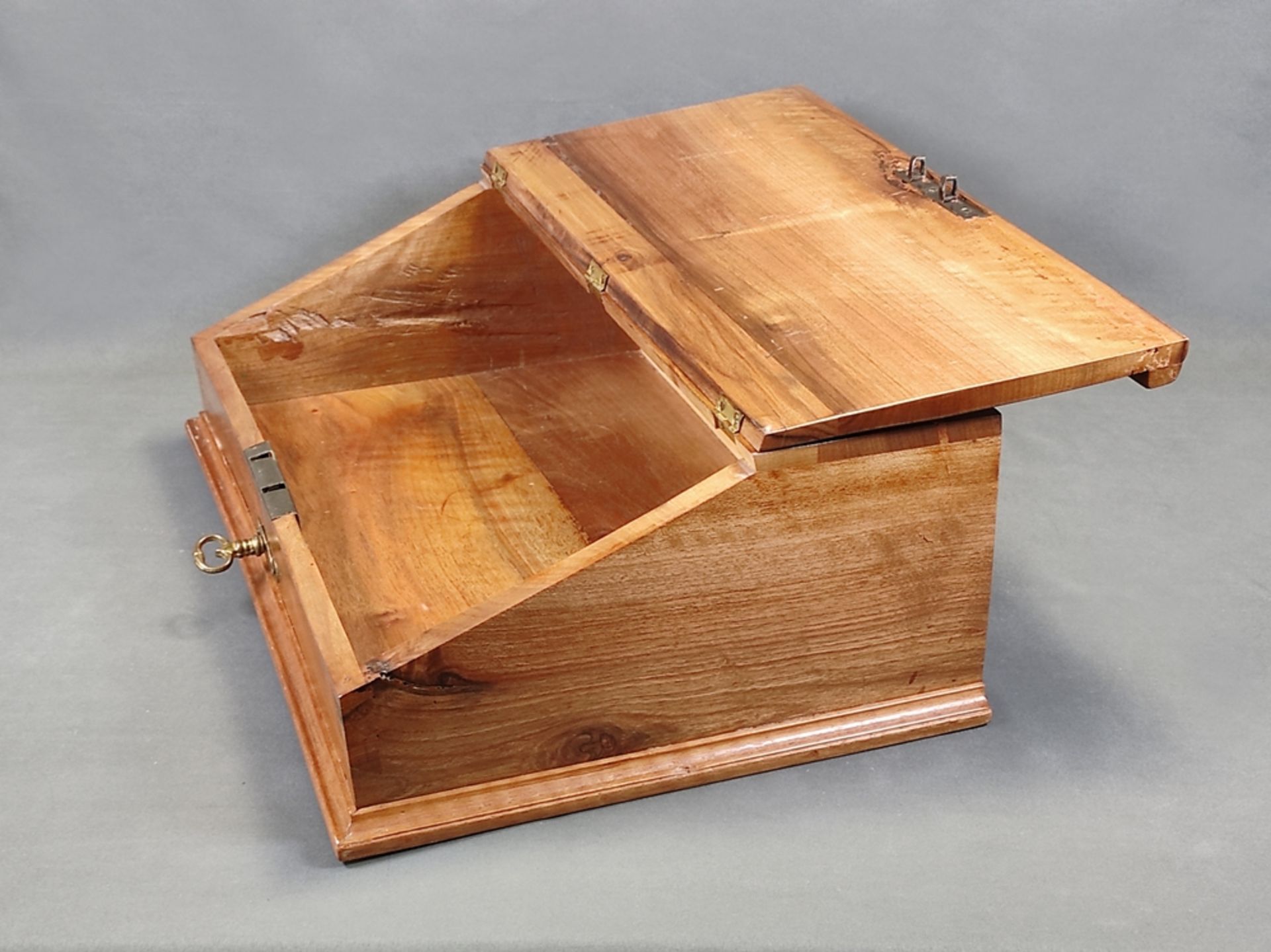 Tisch-Schreibpult/Reiseschreibpult, 19. Jahrhundert, Holz, angeschrägter, scharnierter Deckel als S - Bild 2 aus 3