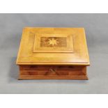 Kleines Tisch-Schreibpult/Reiseschreibpult, 19. Jahrhundert, Holz, angeschrägter, scharnierter Deck