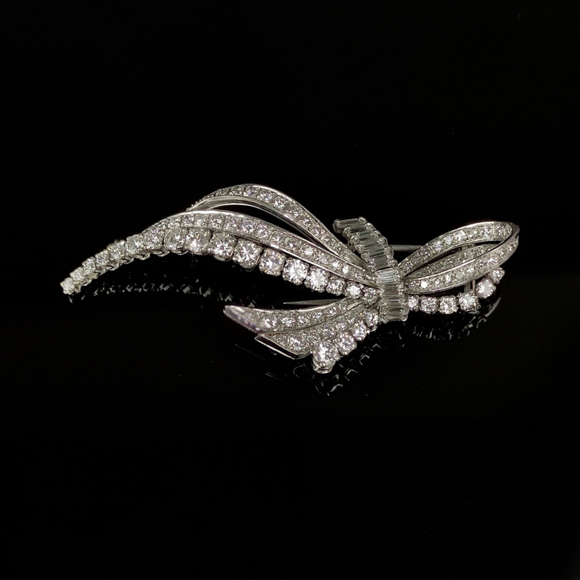 Exclusive diamond brooch, 750/18K white gold (hallmarked), 13.6g, modern ribbon shape, set with a t