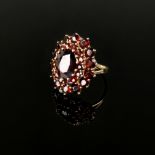 Magnificent garnet ring, 333/8K yellow gold (hallmarked), total weight 4g, set with large bohemian
