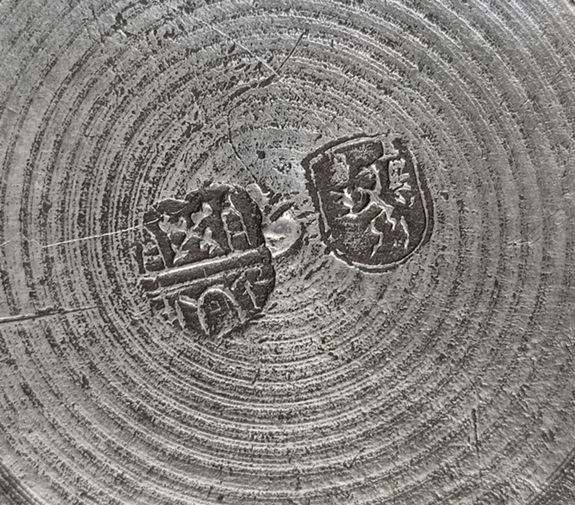 Two antique pewter plates, consisting of: Plate with wide flag and deep mirror, engraved band on th - Image 4 of 4