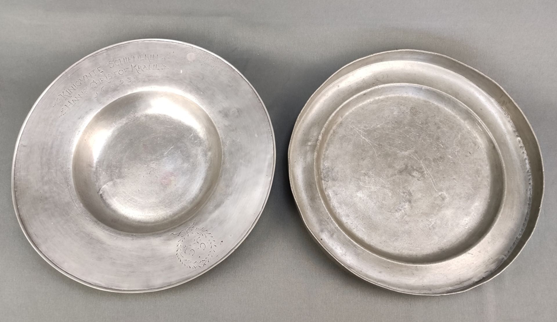 Two antique pewter plates, consisting of: Plate with wide flag and deep mirror, engraved band on th - Image 2 of 4