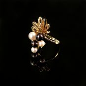 Design-Ring, 585/14K Gelbgold, 6,38g, besetzt mit grauen und weißen Perlen, geschwungene Elemente,