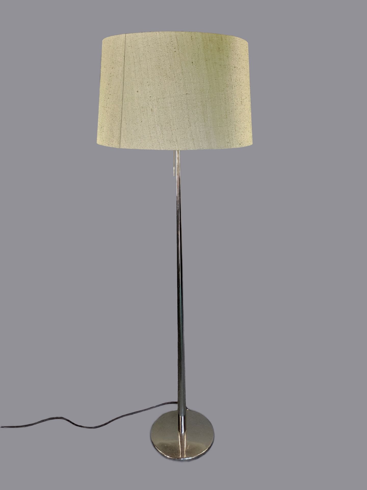 Design-Stehlampe, 1960/70er Jahre, verchromtes Metallgestell, konisch geformter Schaft über flachem