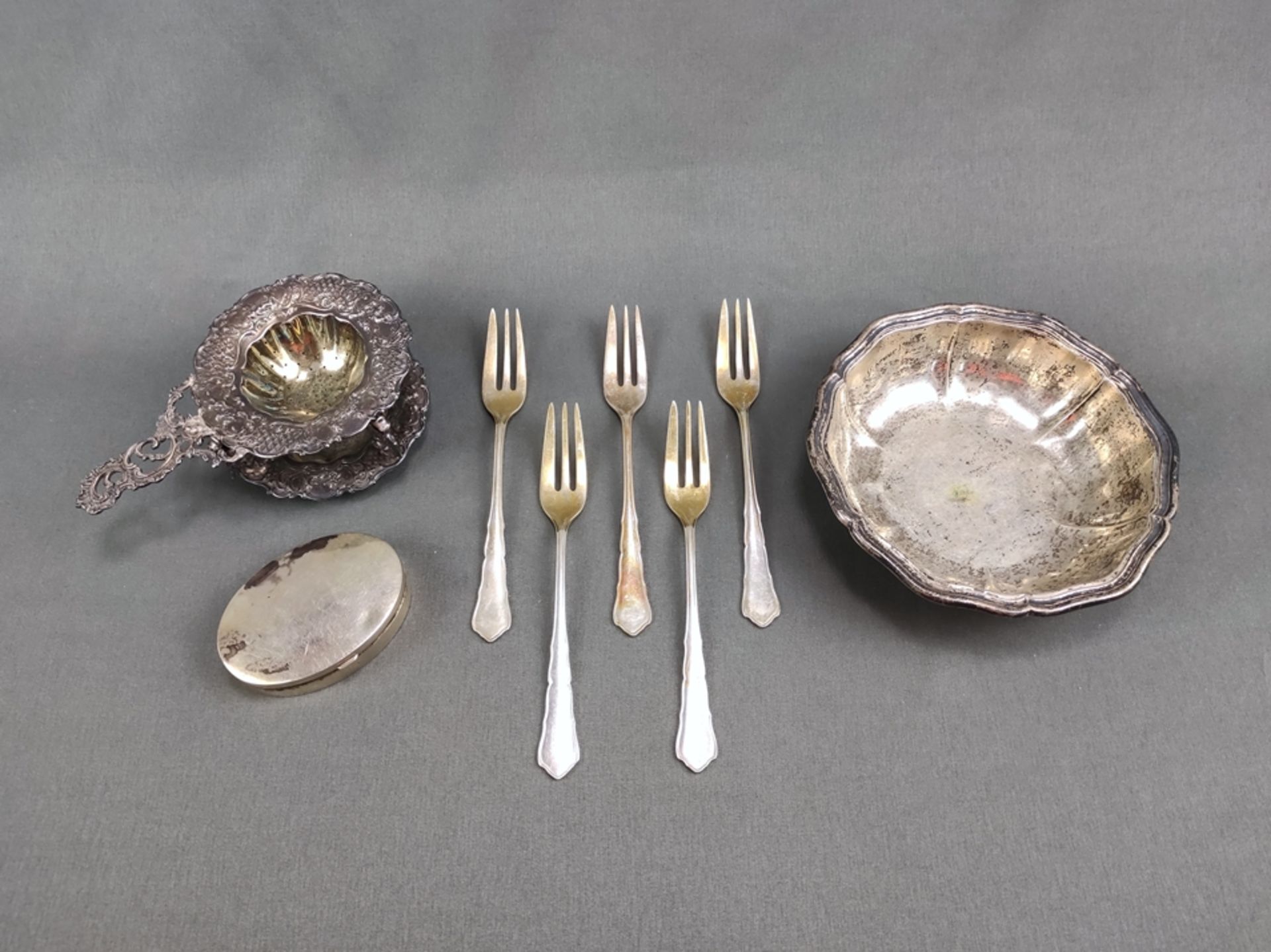 Silber Konvolut, 9 Einzelteile, bestehend aus: Teesieb mit Stand, Silber 925, Schleißner Hanau, 136