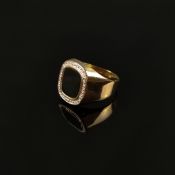 Zwei Ringe, bestehend aus Onyx-Gold-Ring, 333/8K Gelbgold (punziert), 3,45g, Ringkopf besetzt mit r