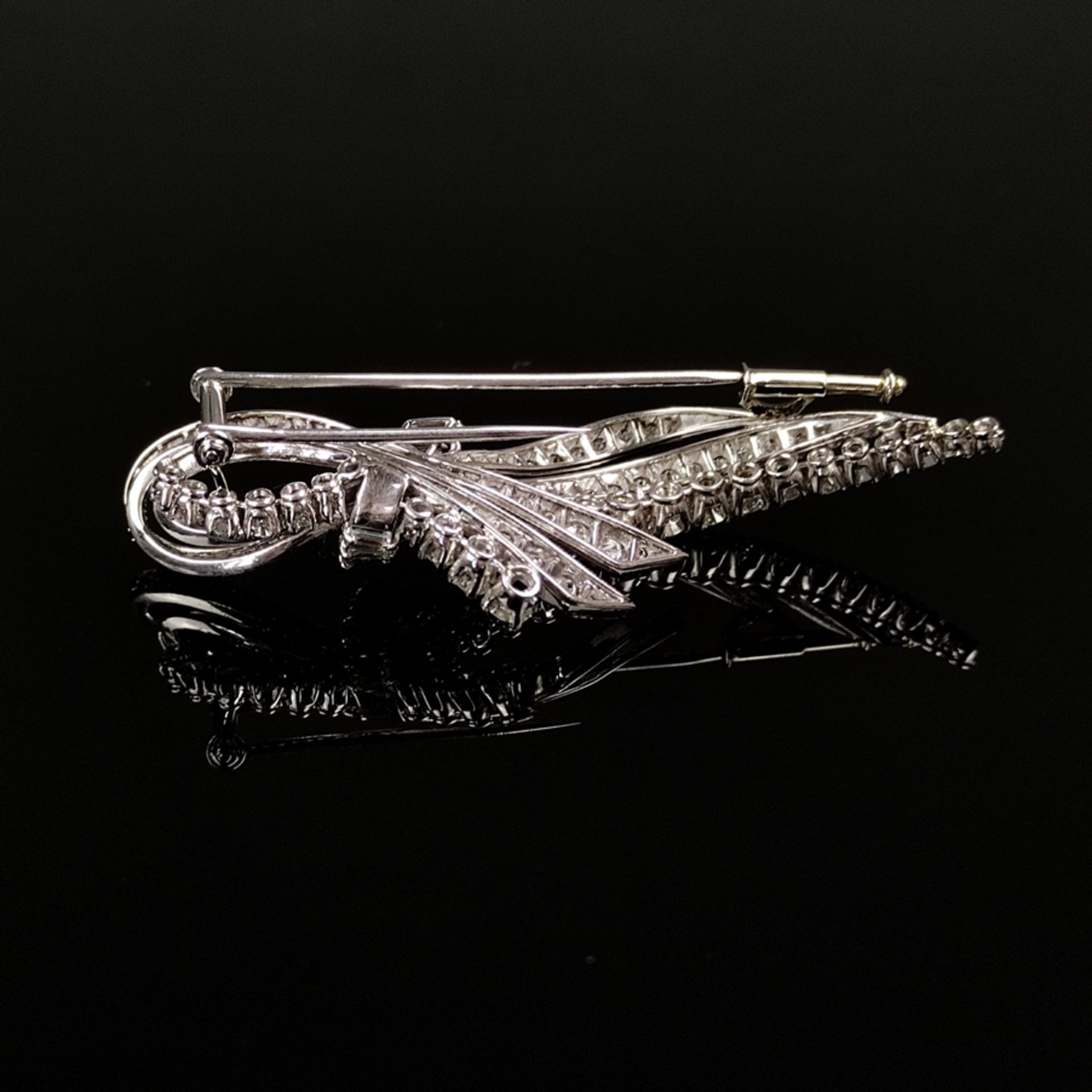 Exclusive diamond brooch, 750/18K white gold (hallmarked), 13.6g, modern ribbon shape, set with a t - Image 2 of 3