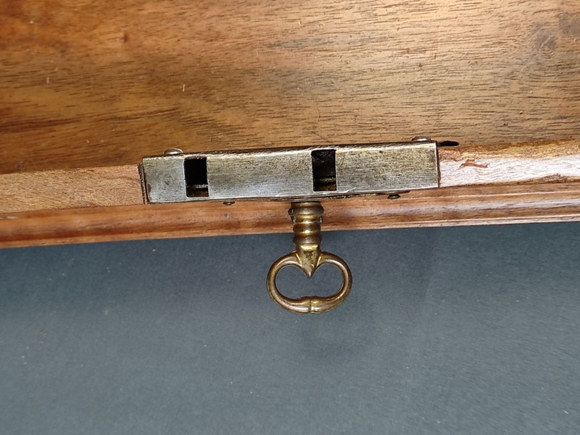 Tisch-Schreibpult/Reiseschreibpult, 19. Jahrhundert, Holz, angeschrägter, scharnierter Deckel als S - Bild 3 aus 3