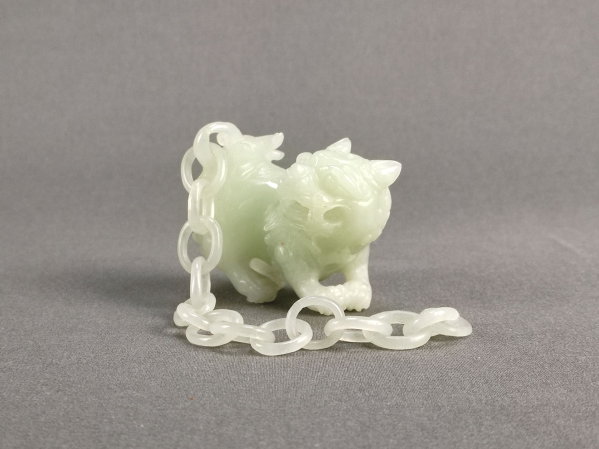 Convolute of jade carvings, Asian, 4 pieces, consisting of: lidded vessel with 3 lion feet, on a wo - Image 3 of 4