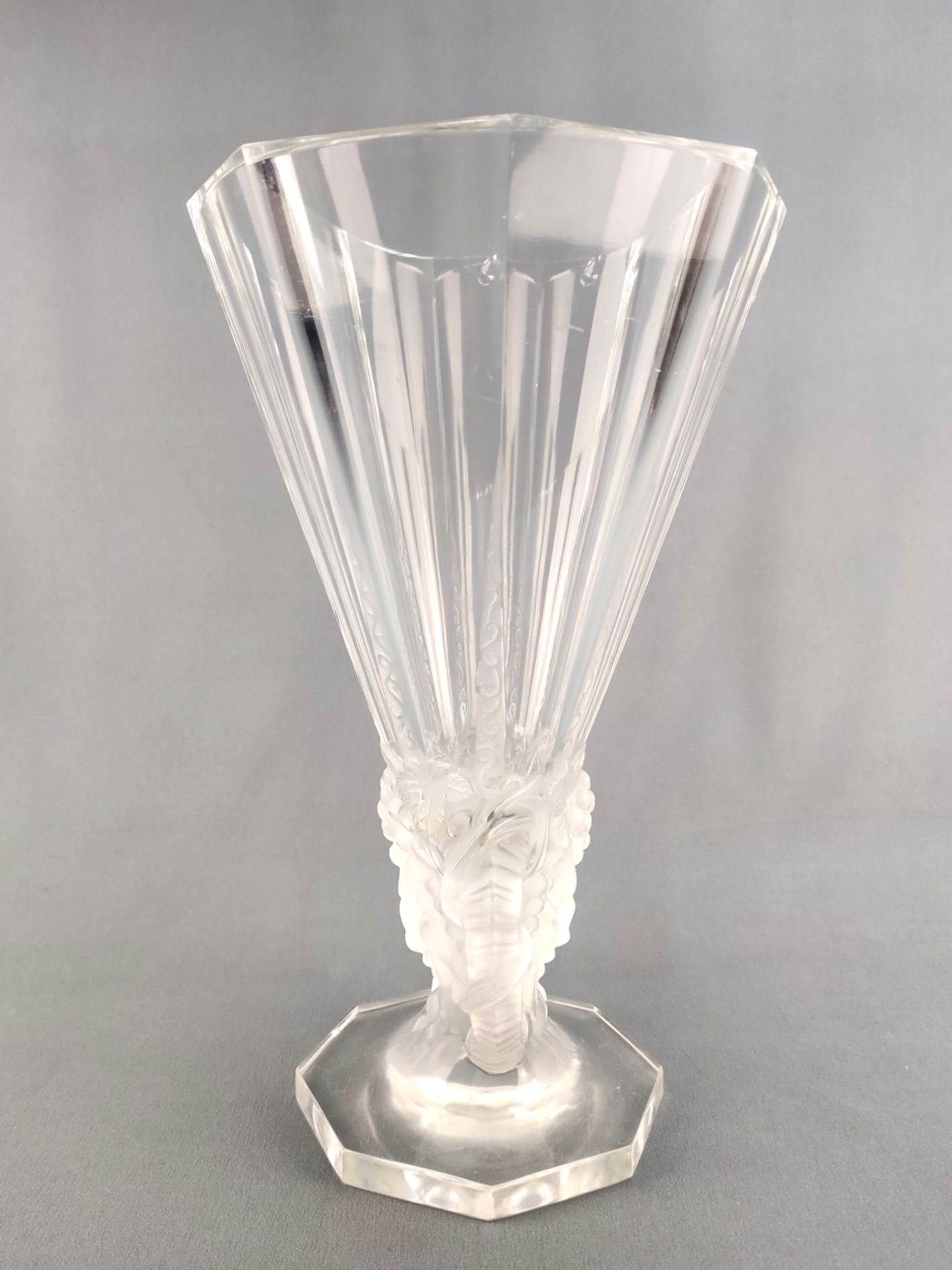 Vase "Faune", René Lalique, farbloses Glas, teilweise mattiert, konische Form, am Hals mit zwei hal - Bild 2 aus 3