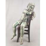 Bronzefigur "Junge auf Stuhl", Bronze, Knabenfigur, die sich auf die Rücklehne des Stuhls lehnt und