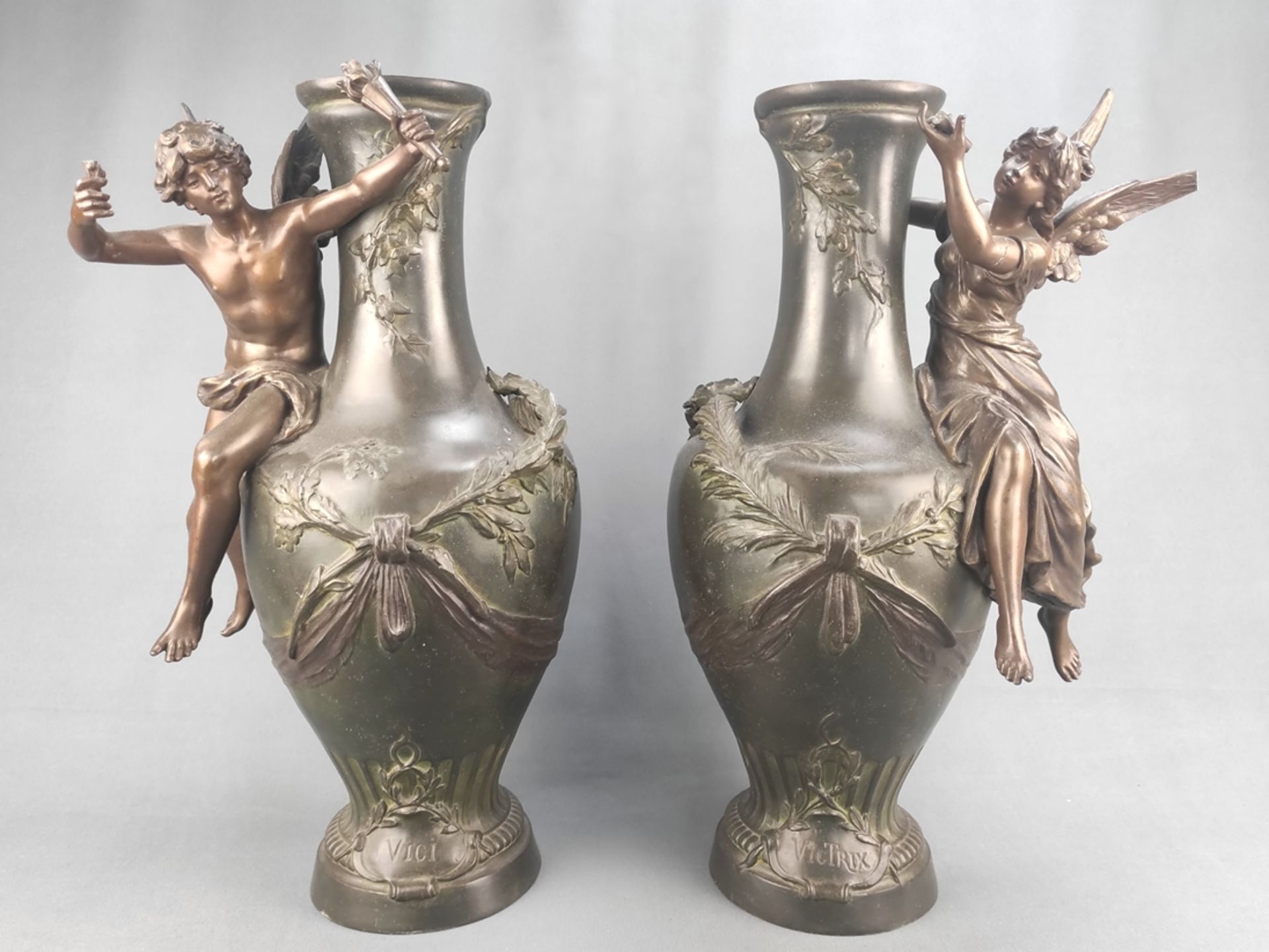 Paar große Amphoren-Vasen, Bronze, Auguste Moreau, reich dekoriert mit vegetabilen Girlanden und zw