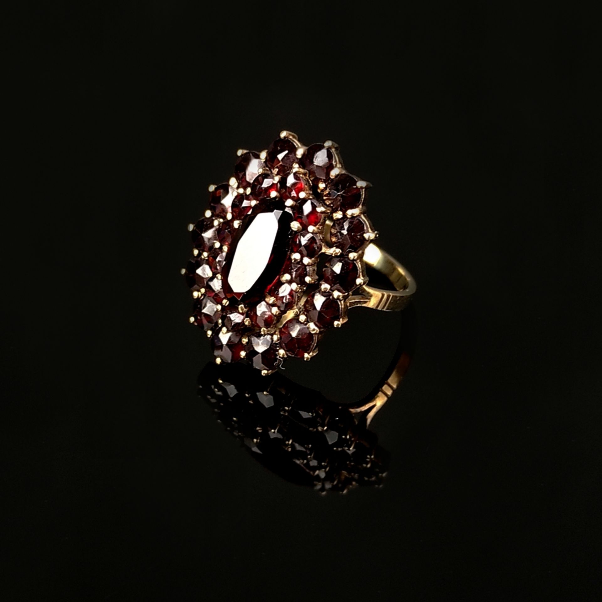 Granat-Ring, 333/8K Gelbgold (punziert), Gesamtgewicht 4,78g, getreppter, ovaler Ringkopf besetzt m