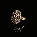 Granat-Ring, 585/14K Gelbgold (punziert), 6,77g, Ring mit ovalem, getrepptem Ringkopf, mit rund sow