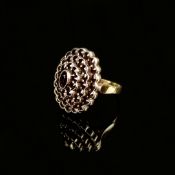 Granat-Ring, 585/14K Gelbgold (punziert), 6,77g, Ring mit ovalem, getrepptem Ringkopf, mit rund sow