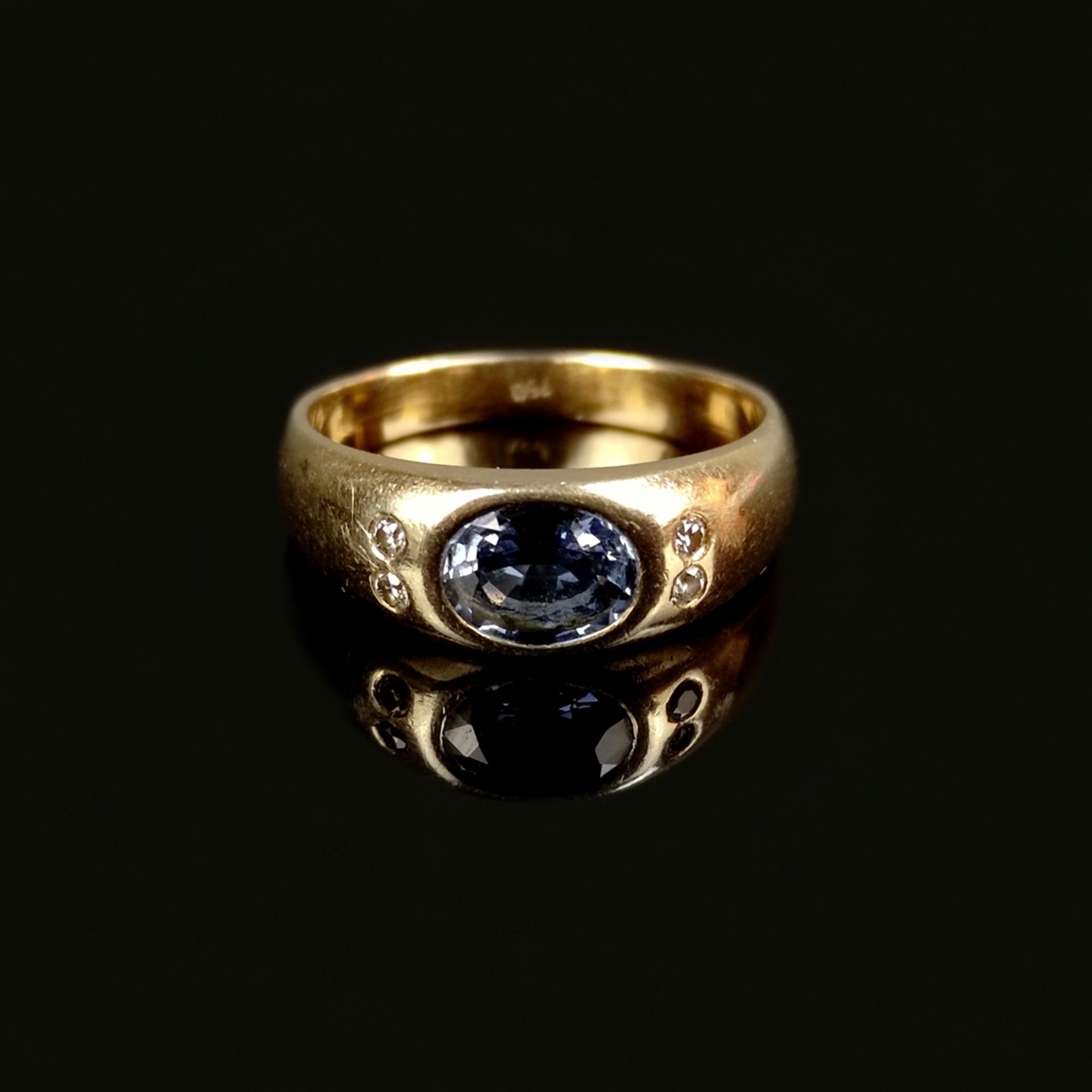 Aquamarin-Diamant-Ring, 750/18K Gelbgold (punziert), 4,98g, mittig oval facettierter Aquamarin, lin - Bild 2 aus 3