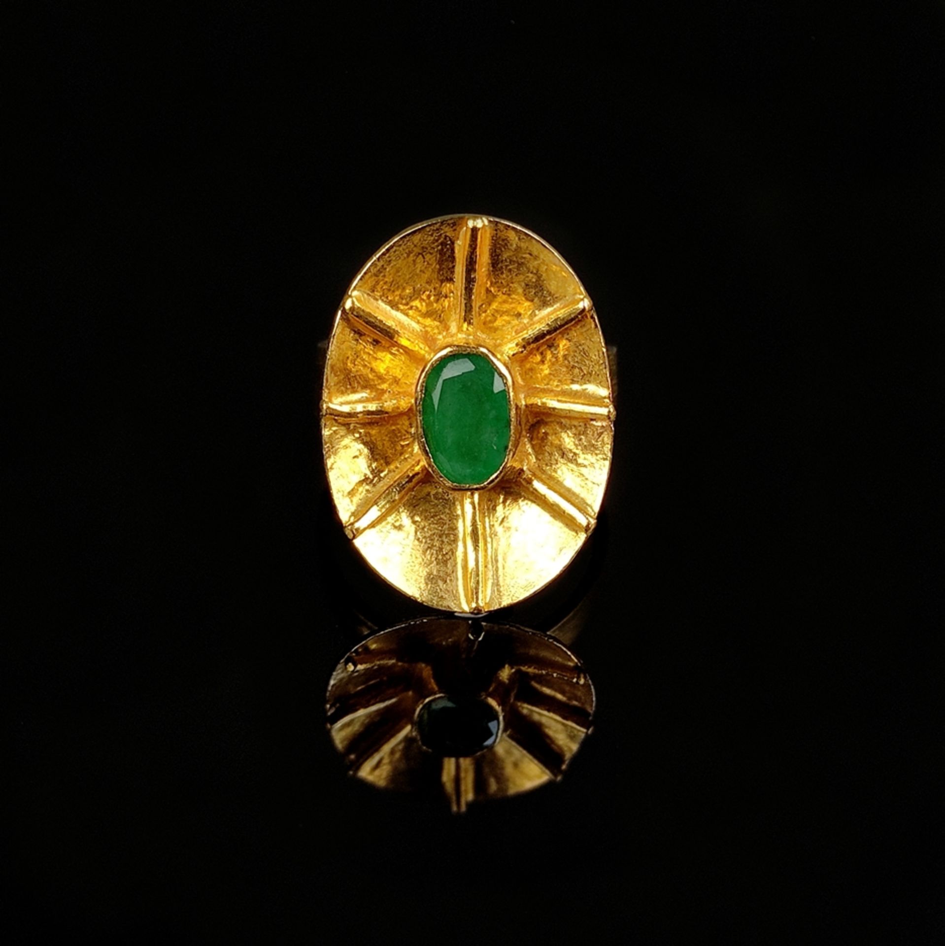 Smaragd-Ring, 750/18K Gelbgold (punziert), 12,45g, ovaler, angehobener Ringkopf mit mittigem Smarag - Bild 2 aus 3