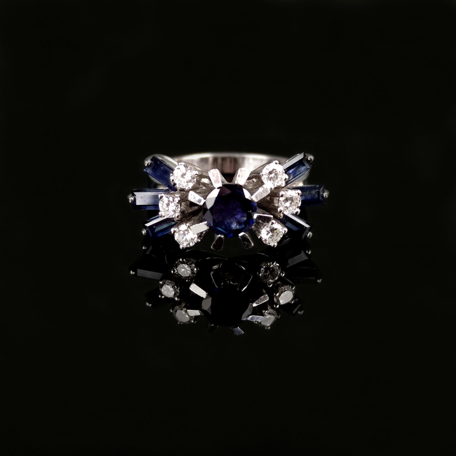Saphir-Diamant-Ring, 585/14K Weißgold (getestet), 6,37g, mittig mit einem rund facettierten Saphir  - Bild 2 aus 2