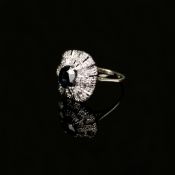 Saphir-Ring, 585/14K Weißgold (getestet), 4,44g, getreppter Ringkopf mit 27 Diamanten (ein Stein fe