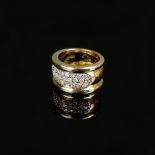 Breiter Diamantring, 585/14K Gelbgold (punziert), 14,42g, schauseitig mittiges Band aus drei Diaman