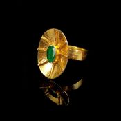 Smaragd-Ring, 750/18K Gelbgold (punziert), 12,45g, ovaler, angehobener Ringkopf mit mittigem Smarag