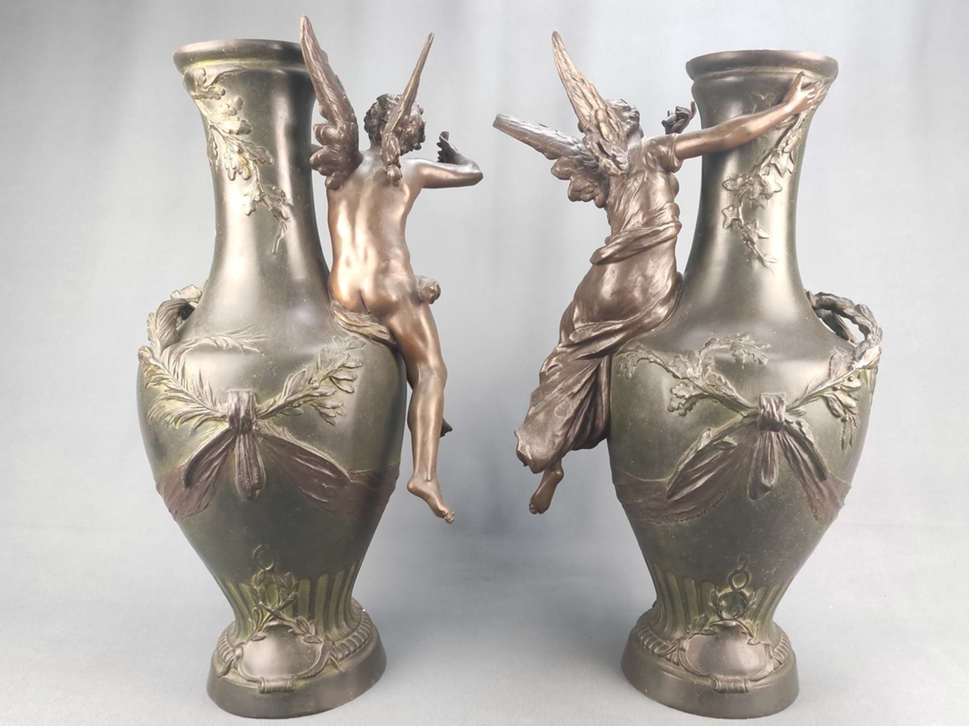 Paar große Amphoren-Vasen, Bronze, Auguste Moreau, reich dekoriert mit vegetabilen Girlanden und zw - Bild 2 aus 3