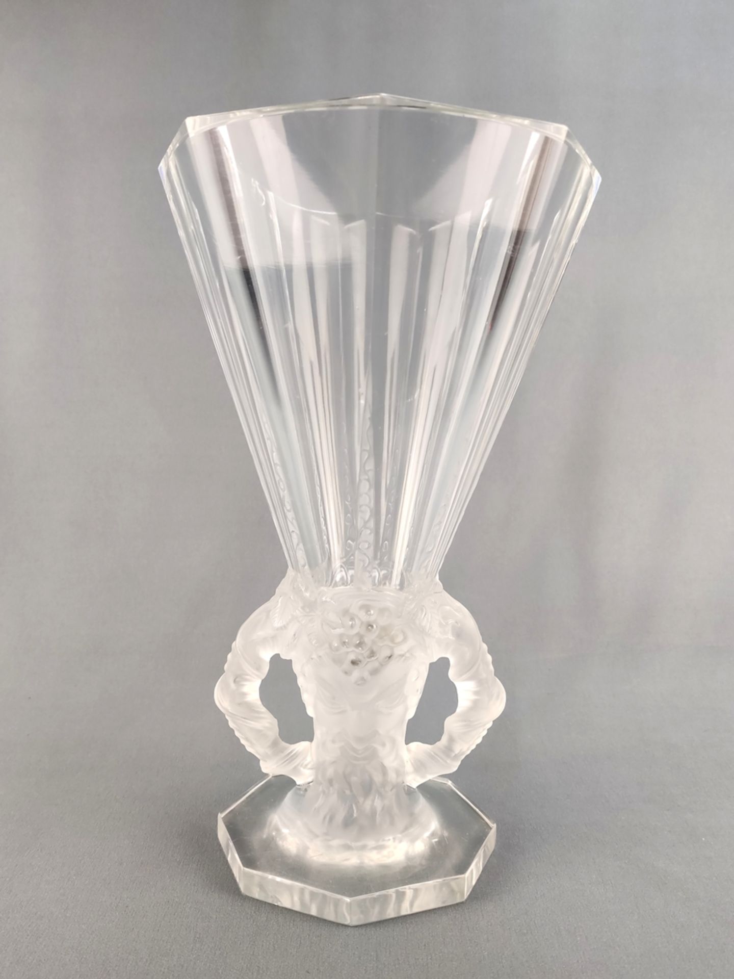 Vase "Faune", René Lalique, farbloses Glas, teilweise mattiert, konische Form, am Hals mit zwei hal