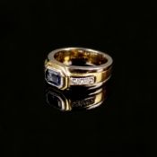 Saphir-Diamant-Ring, 750/18K Gelb- und Weißgold (punziert), 15,3g, mittig Saphir im Oktagonschliff,