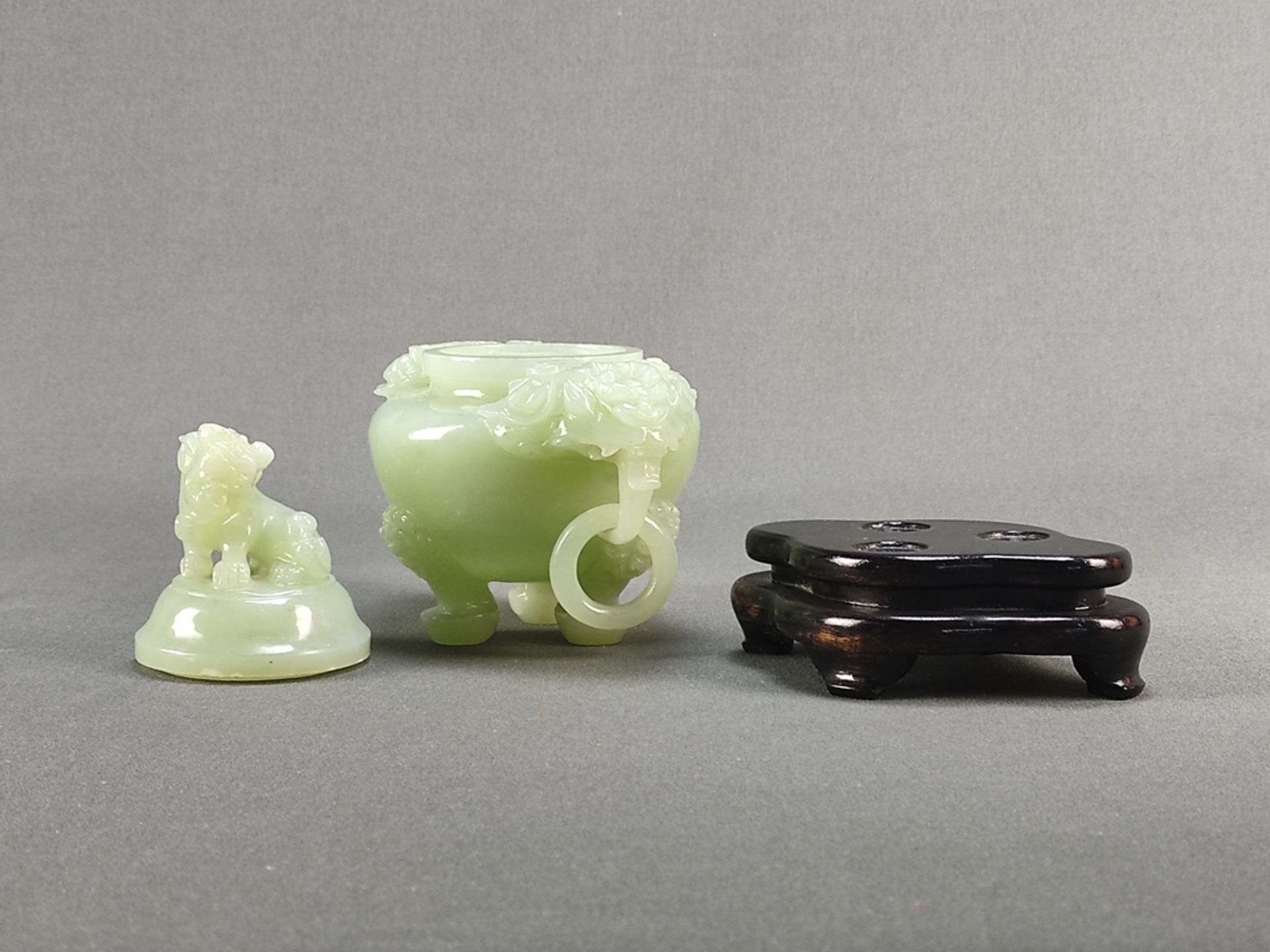Convolute of jade carvings, Asian, 4 pieces, consisting of: lidded vessel with 3 lion feet, on a wo - Image 2 of 4