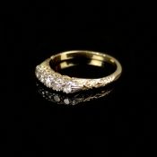 Feiner Diamant-Ring, 585/14K Gelbgold (punziert), 3,05g, reliefierte Ringschiene schauseitig mit 5 