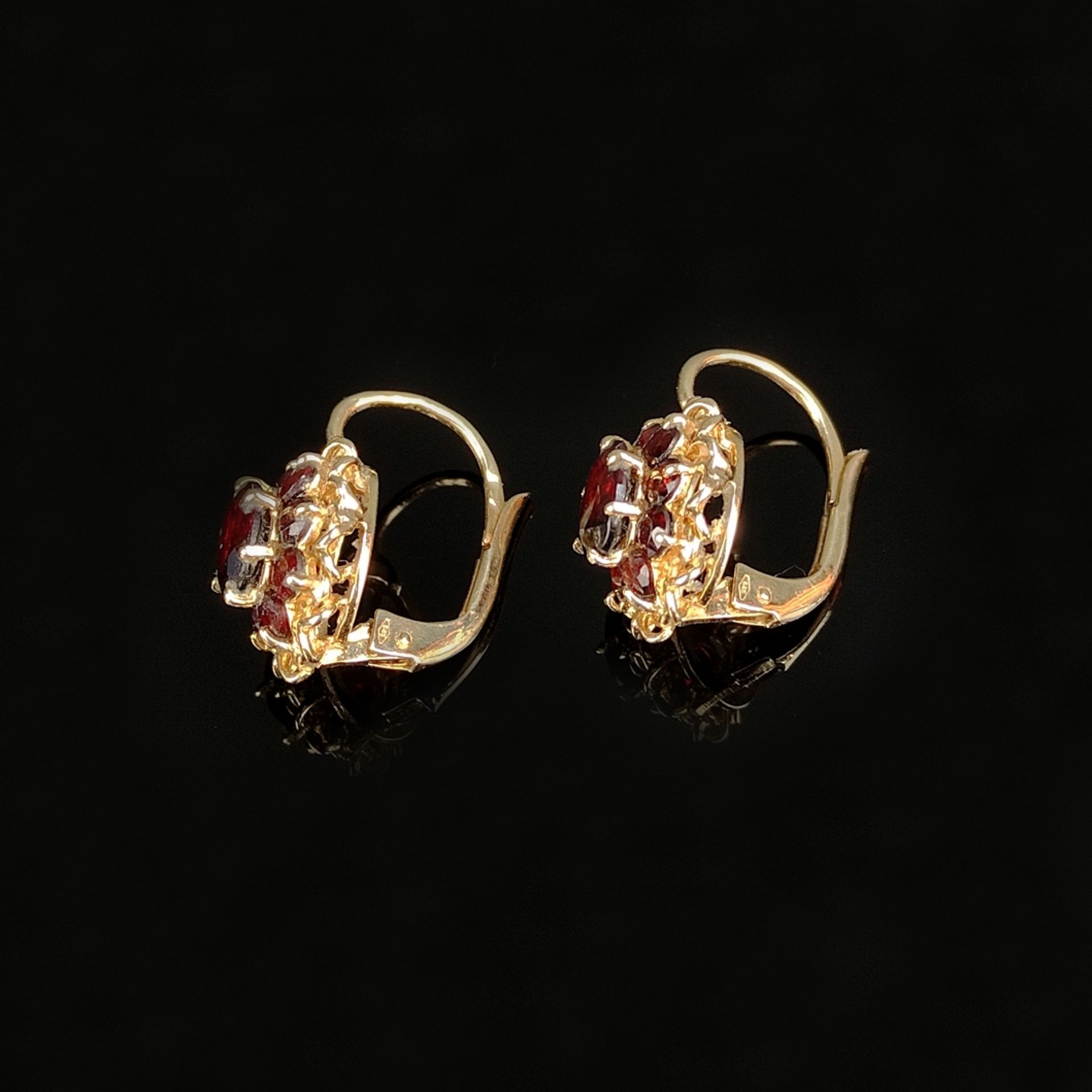Granat-Ohrringe, 585/14K Gelbgold (punziert), 4,58g, Ohrhänger mit getreppter, blütenförmiger Abhän - Bild 2 aus 3