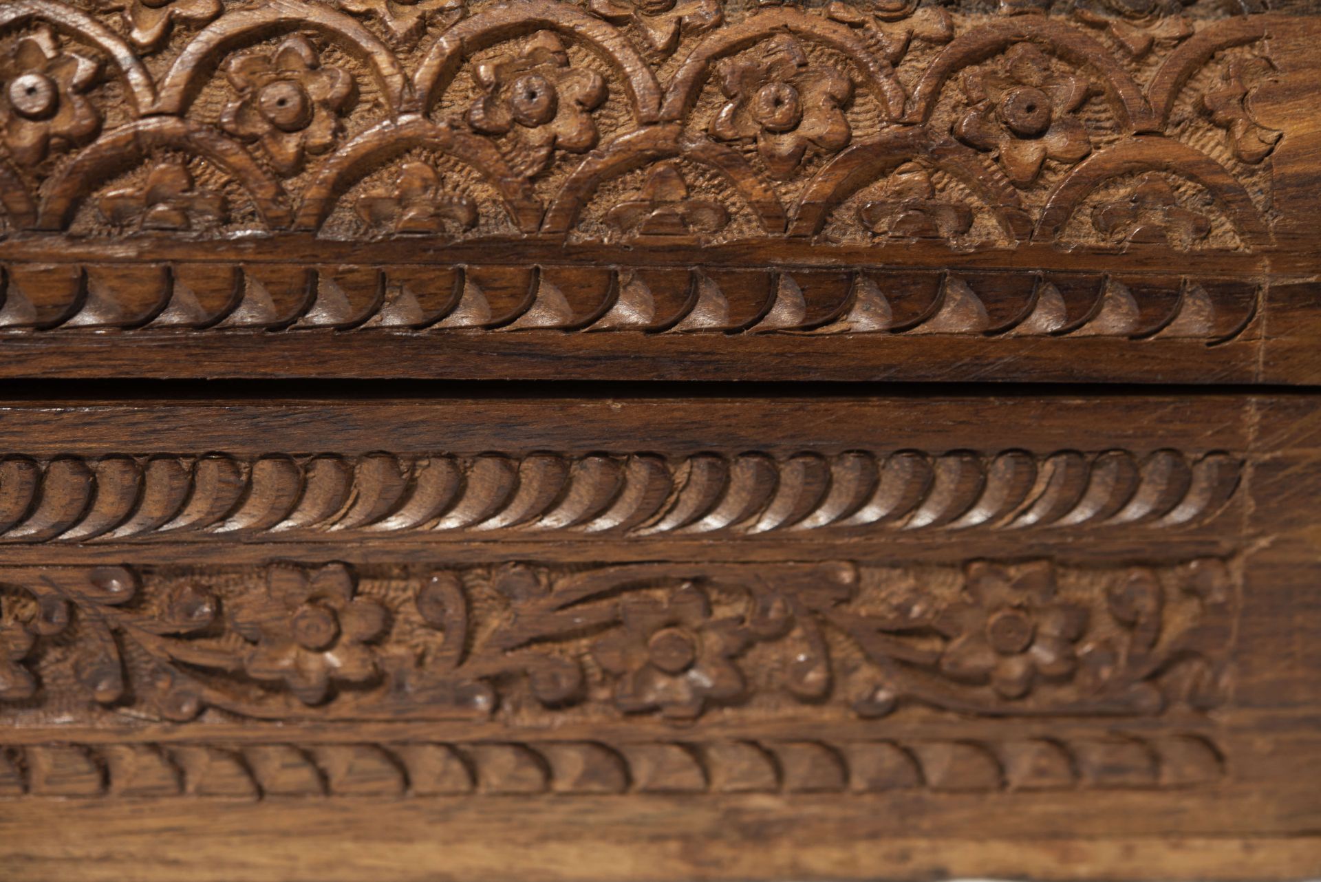 Holzkiste aus Rosenholz Asiatische Schnitzmotive | Rosewood Box with Carved Asian Motifs - Image 5 of 5