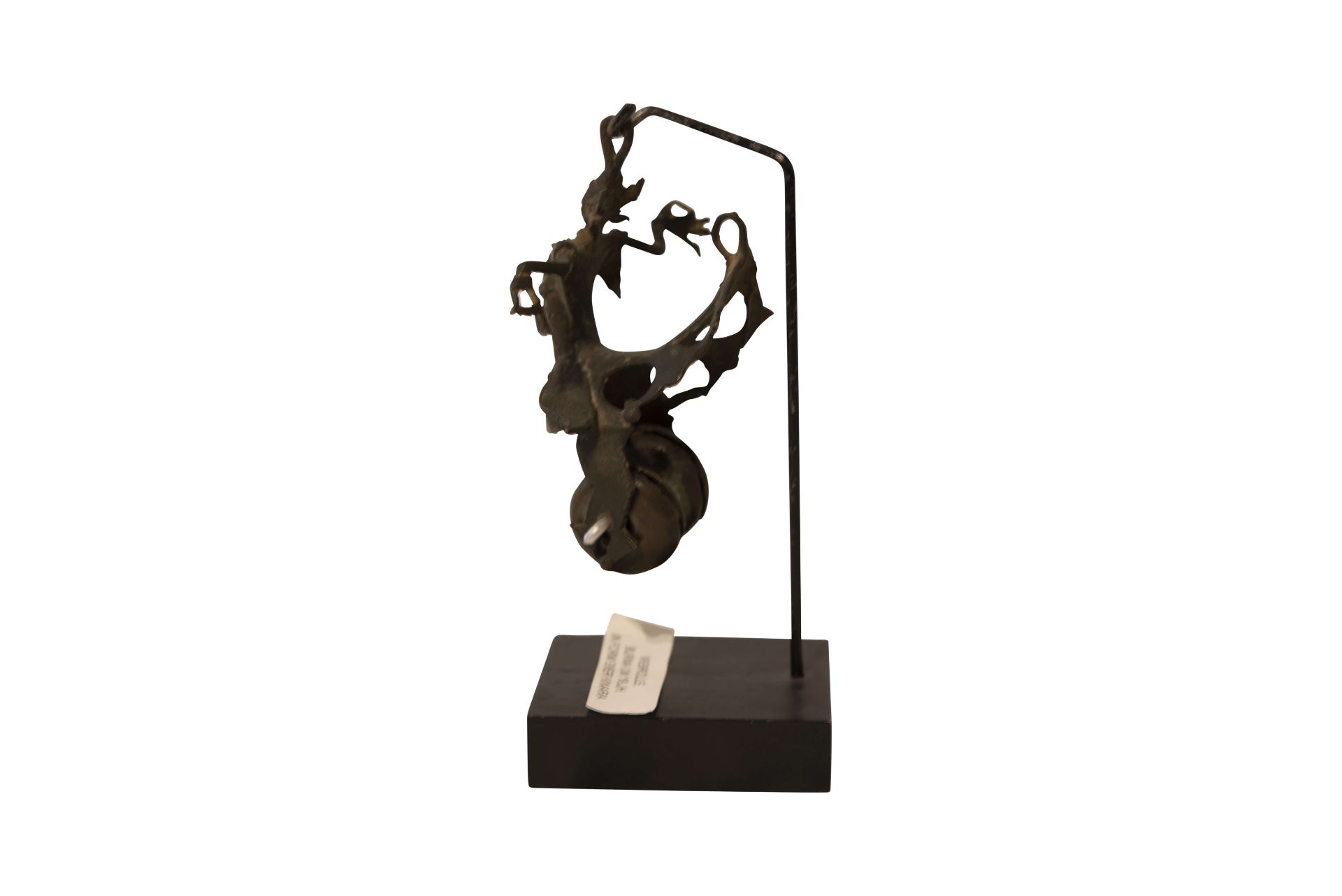 Hängende Asiatische Bronzefigur auf Holzsockel | Hanging Asian Bronze Figure on Wooden Base - Image 2 of 5