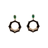 Ohrsteckgehänge GG mit Brillanten und zwei Smaragde|Stud Earrings with Diamonds and Two Emeralds