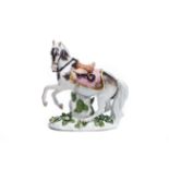 Gesatteltes Pferd mit braunem Sattel, Meissen um 1720|Saddled Horse with Brown Saddle, Meissen aroun