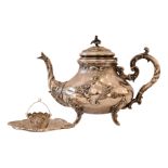 Teekanne im Louis XV-Stil, Teesieb und Standteller|Louis XV-Style Teapot, Tea Strainer and Standing 