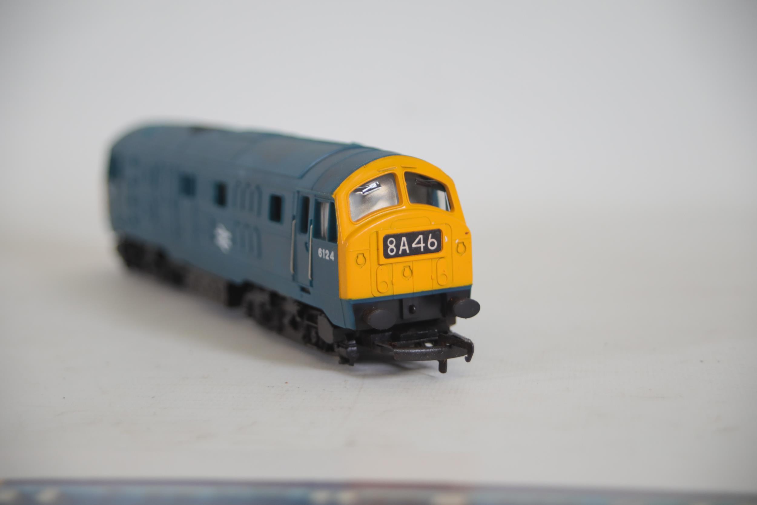 Hornby BR Class 29 BoBo Diesel 6124 Plus Other - Image 6 of 14