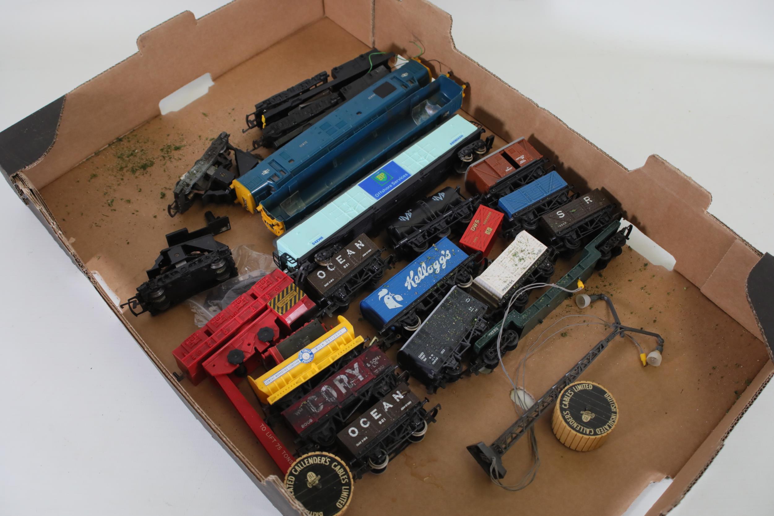 Selection of OO Gauge Decorations and Goods Wagons - Image 6 of 8