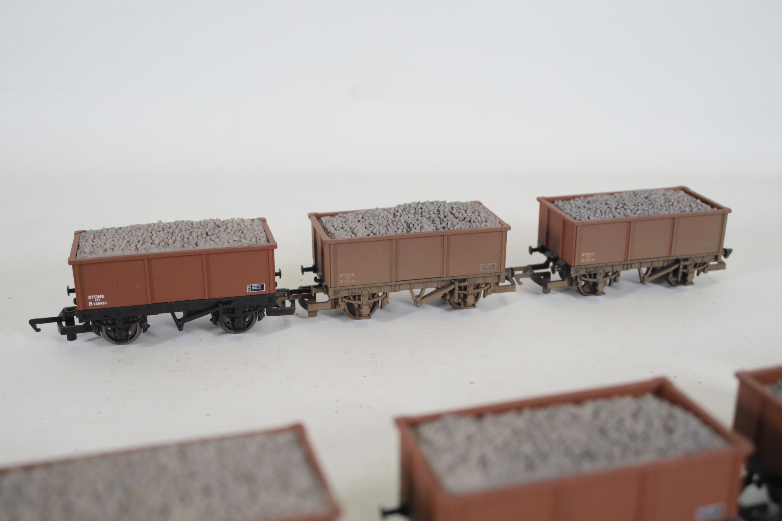 10 Hornby 26 Tonne Full Stone Carriers OO Gauge Goods Wagons - Image 7 of 8
