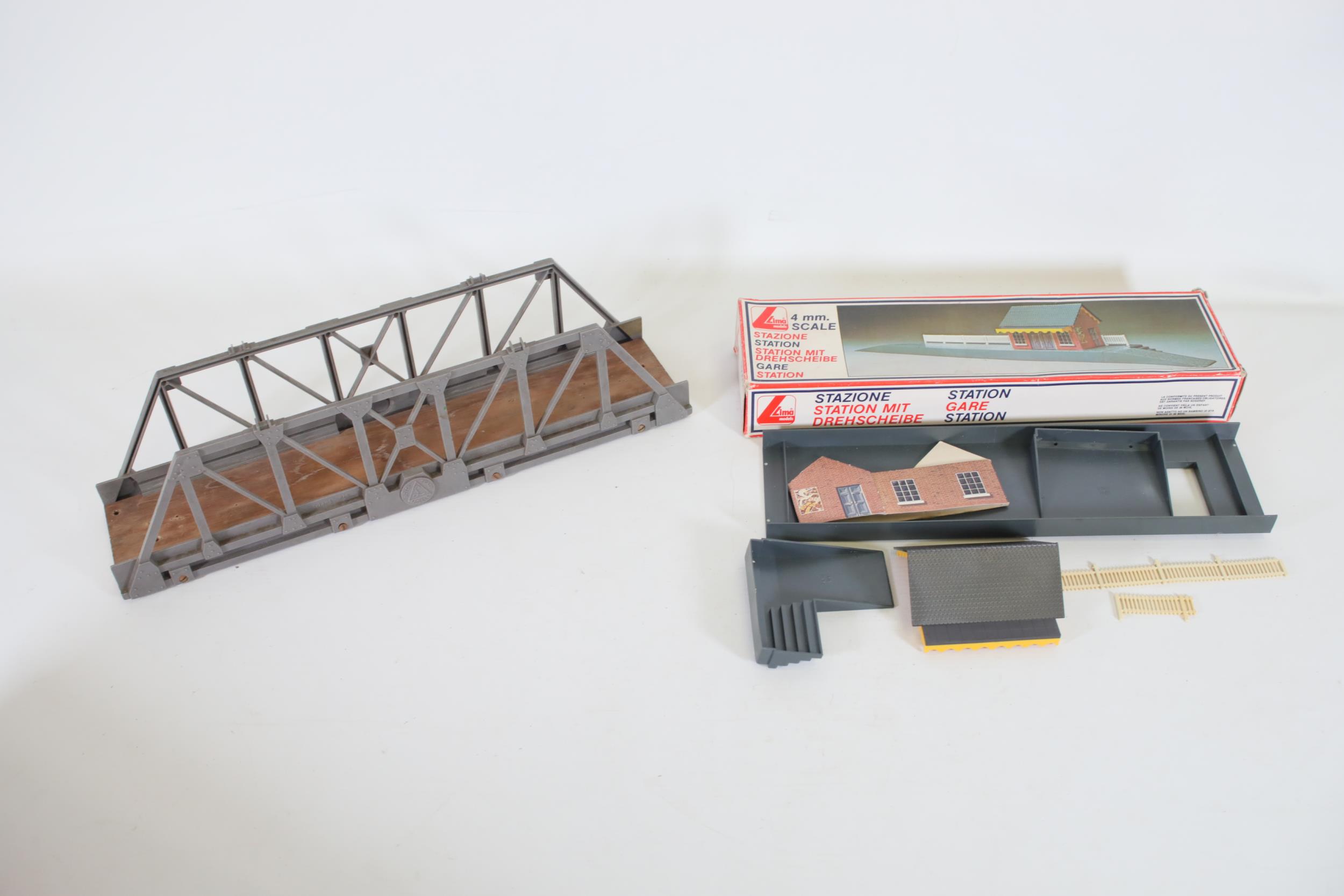 Selection of OO Gauge Decorations and Goods Wagons - Image 2 of 8