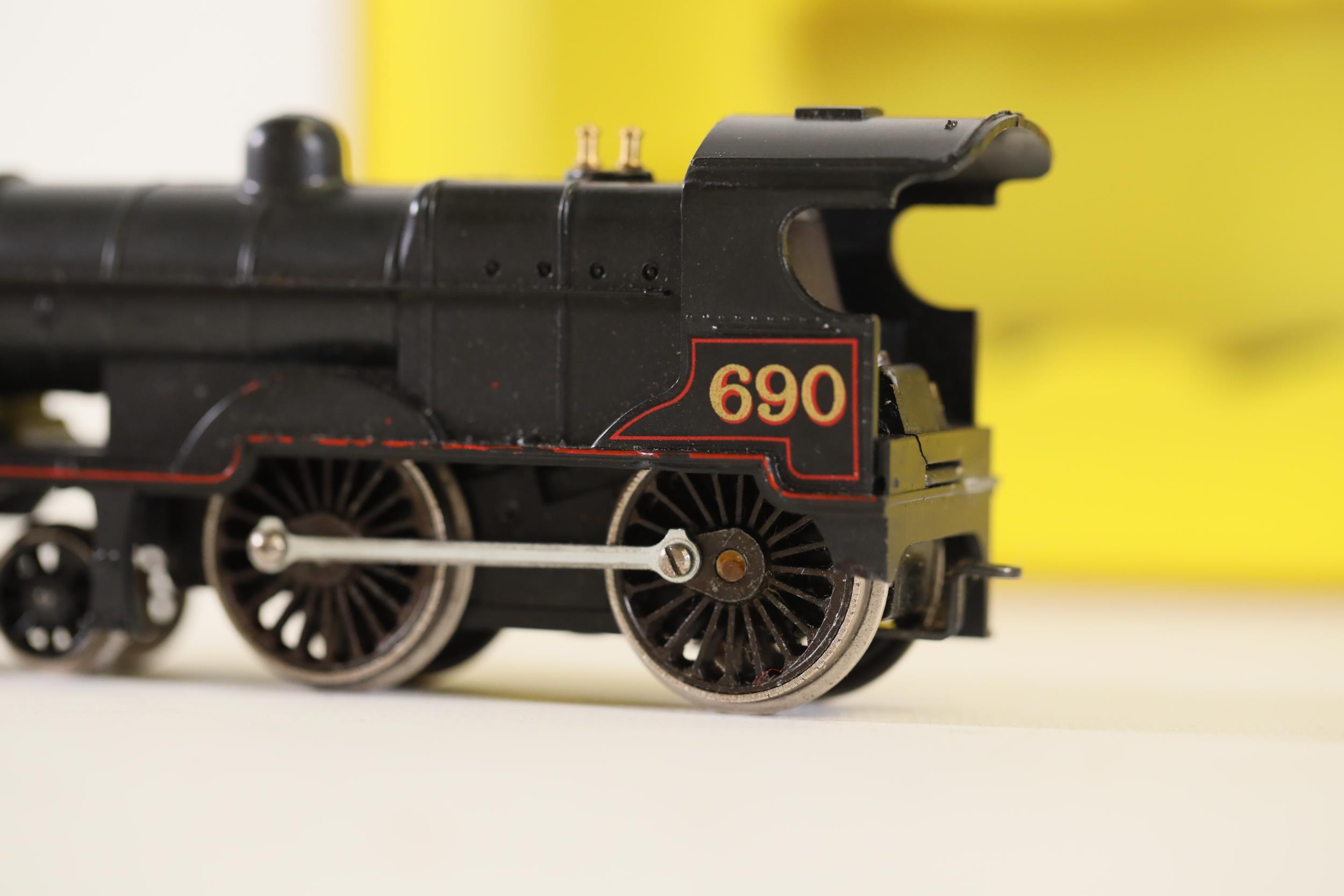 2 OO Gauge Locomotives 1 Hornby 1 Airfix LMS 690 Caerphilly Castle 4037 - Image 17 of 22