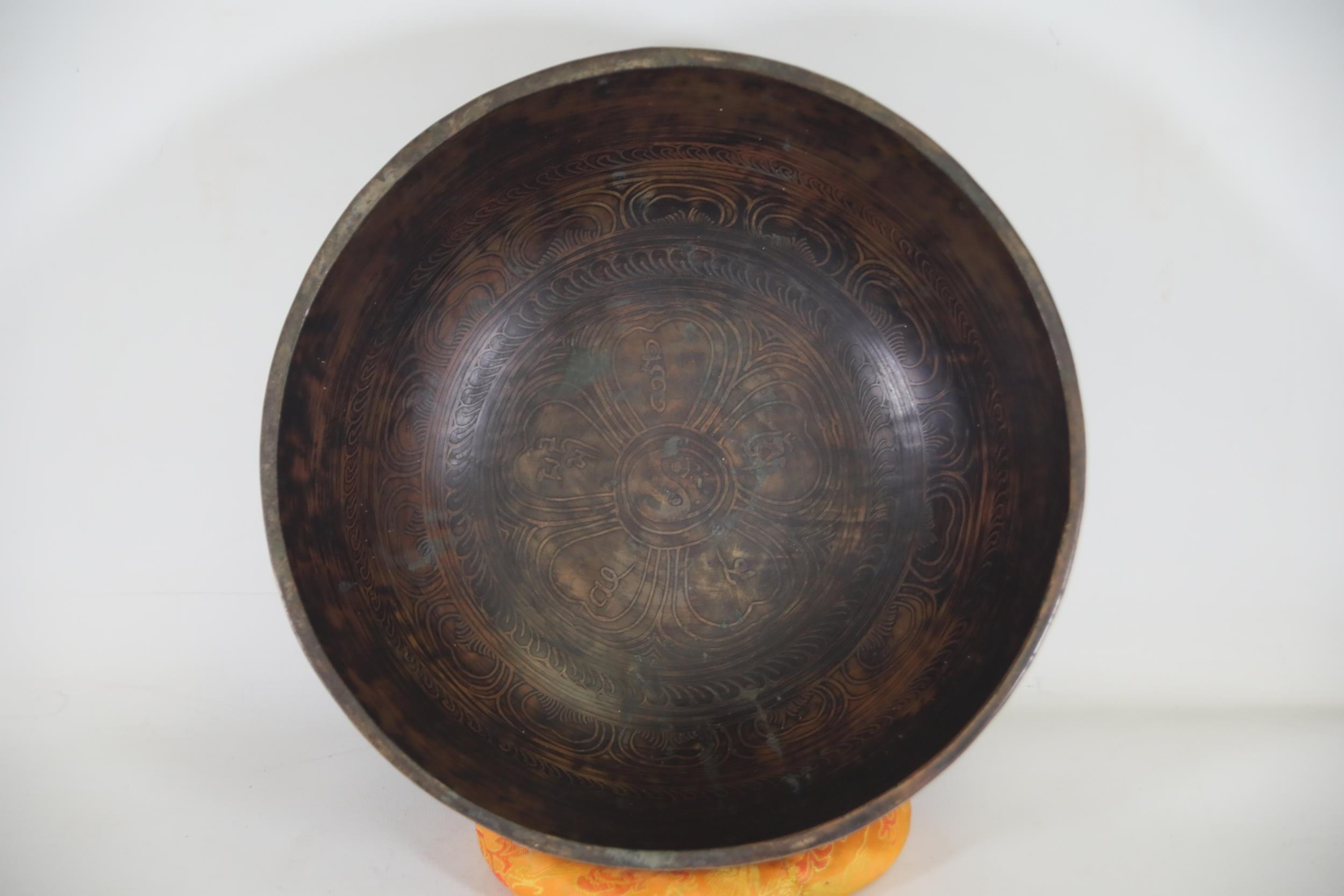 Heavy Large Etched Hand Beaten Singing Bowl - Image 3 of 11
