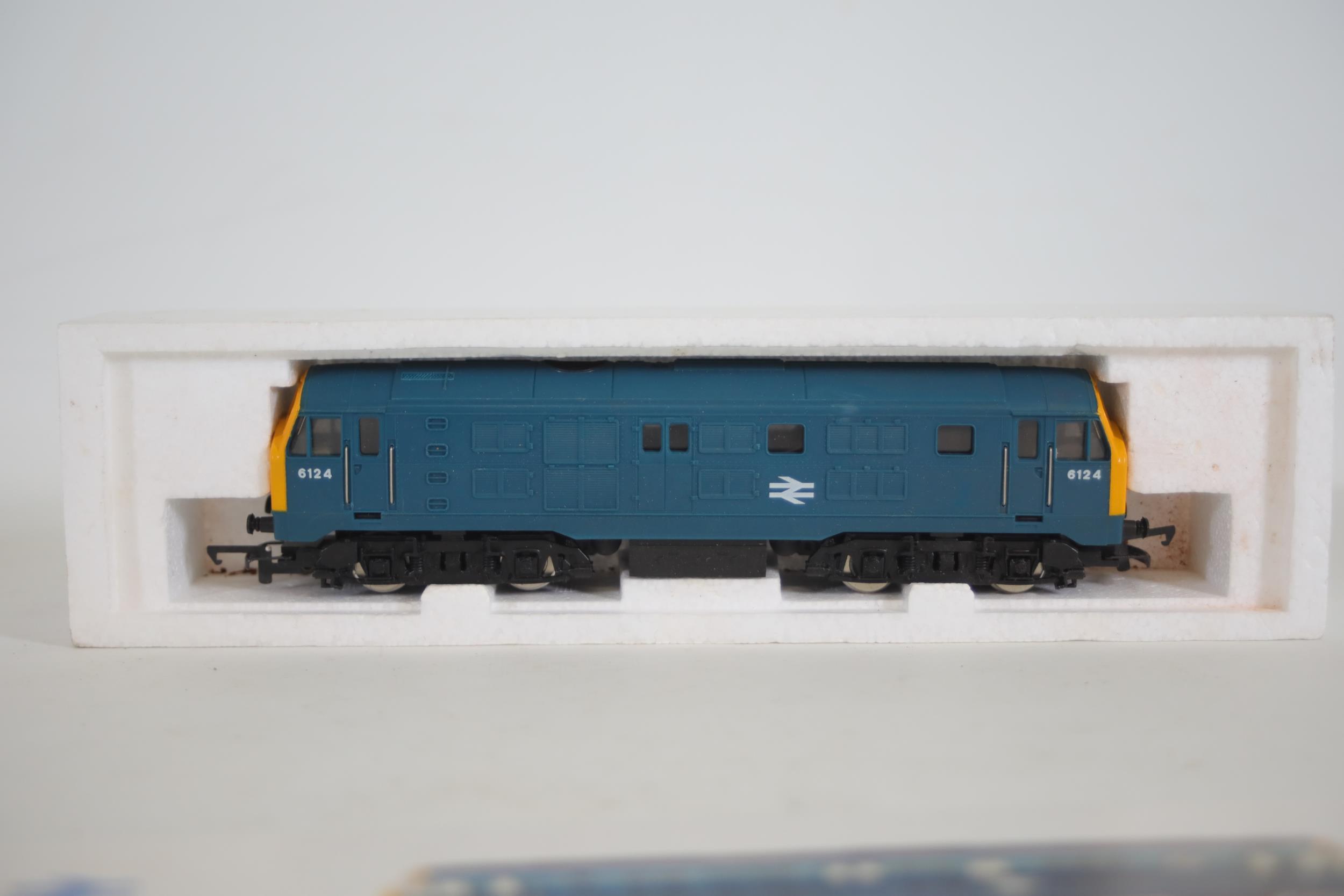 Hornby BR Class 29 BoBo Diesel 6124 Plus Other - Image 4 of 14