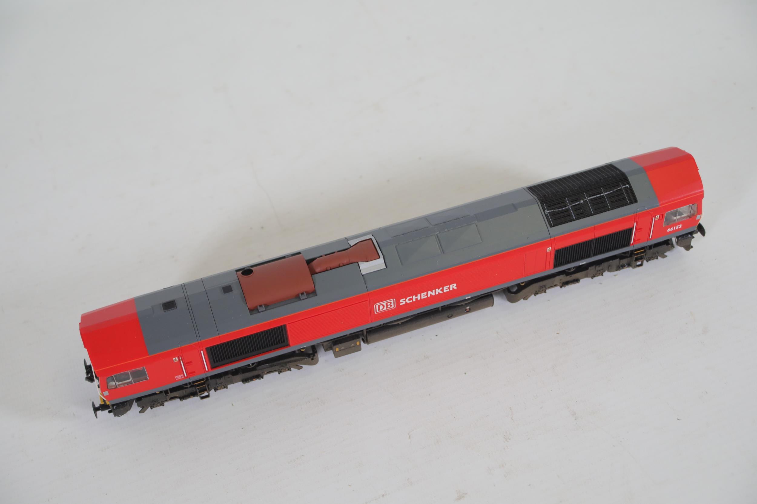 Bachmann Class 66 DB Schenker 66152 Locomotive - Image 2 of 8