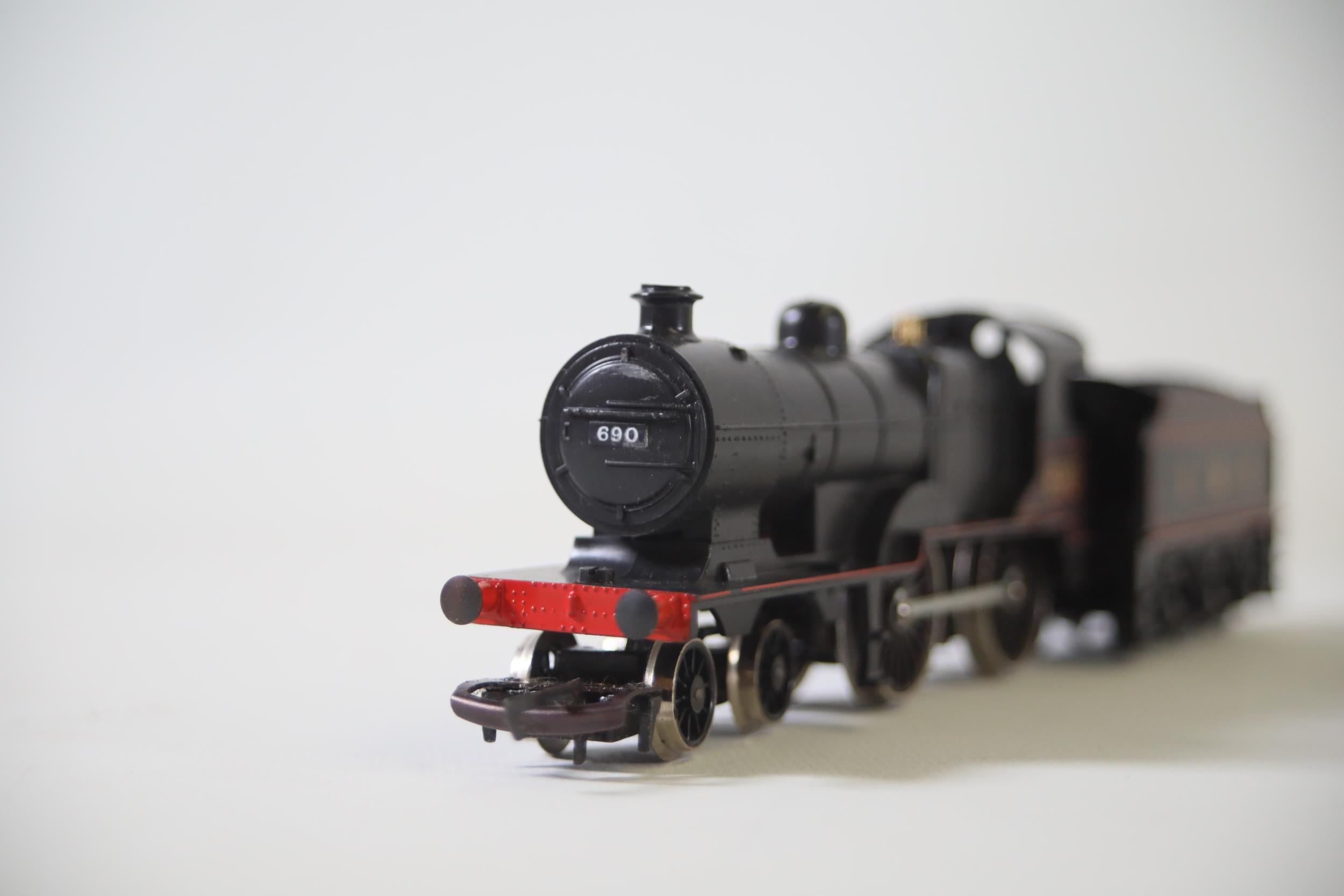 2 OO Gauge Locomotives 1 Hornby 1 Airfix LMS 690 Caerphilly Castle 4037 - Image 11 of 22