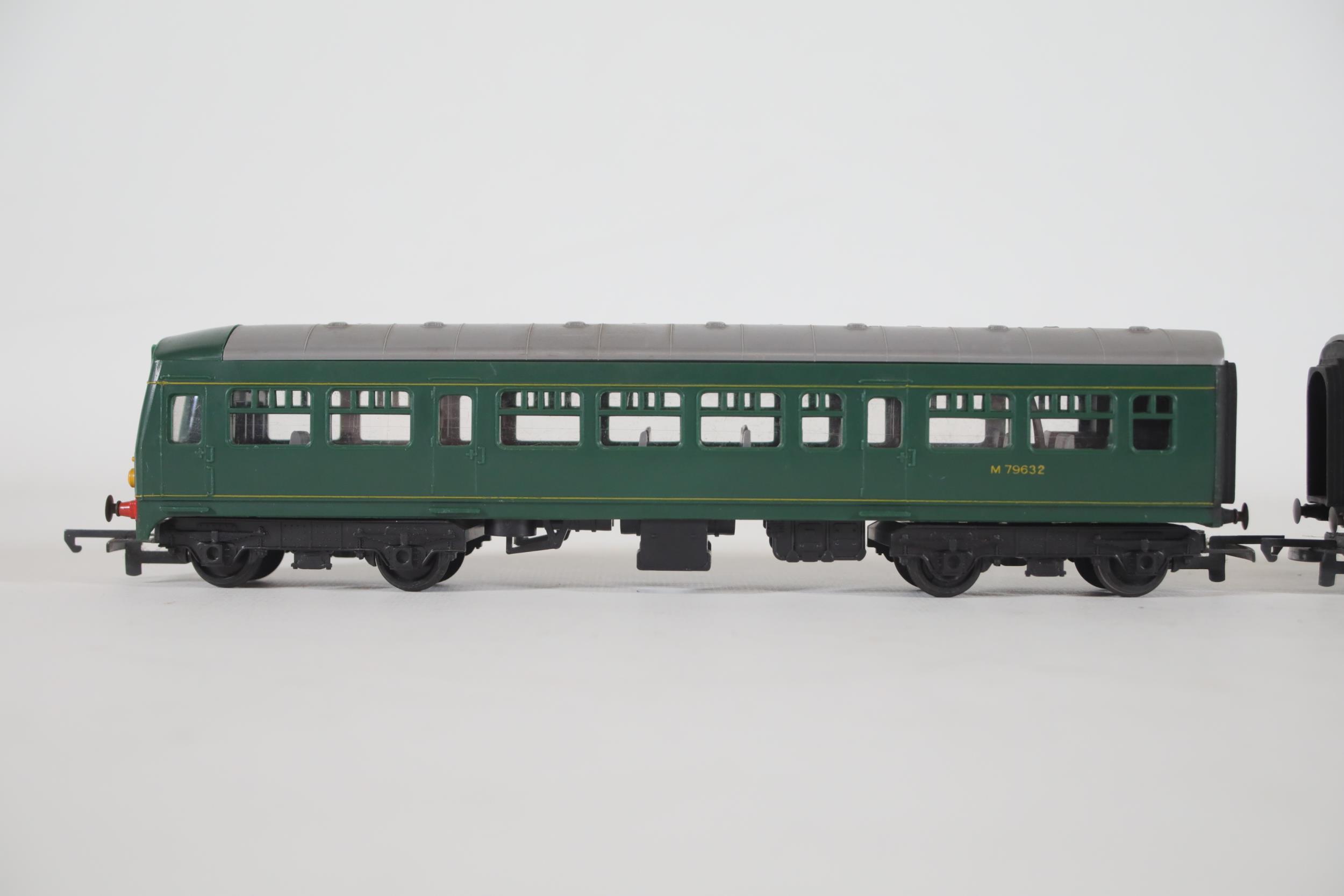 2 Hornby BR Green DMU Coaches Front and Back Locomotives - Image 3 of 8