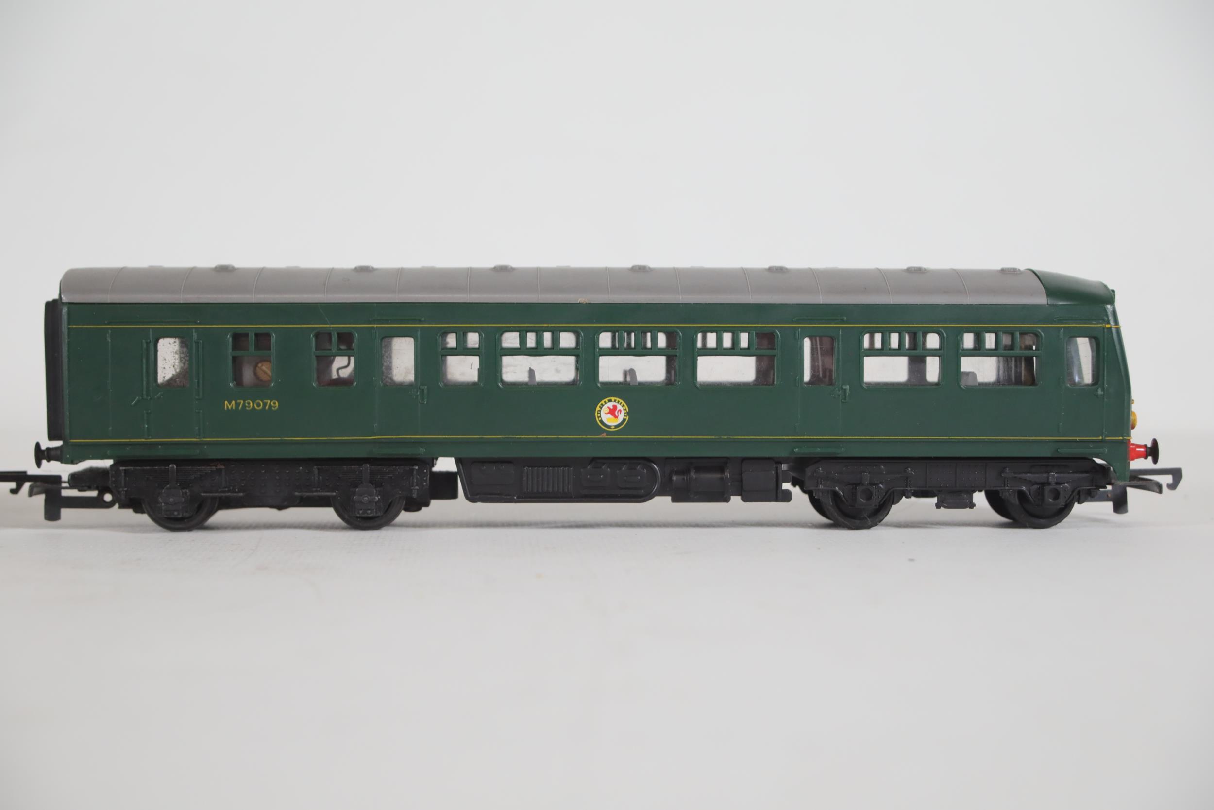 2 Hornby BR Green DMU Coaches Front and Back Locomotives - Image 2 of 8